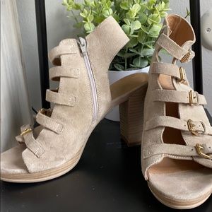 Kenneth Cole front buckle tan suede heels
